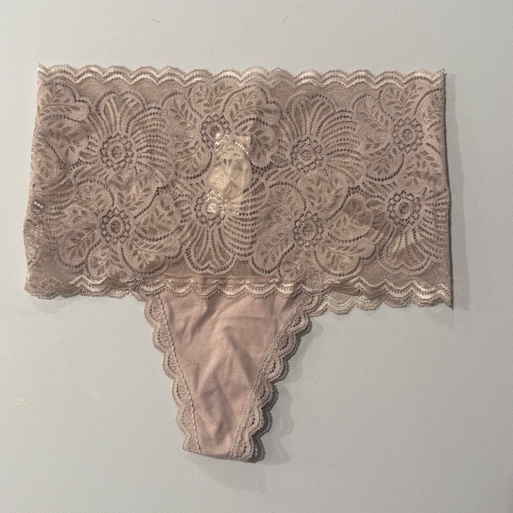 [Aerie] NWT Festive Lace Thong
Underwear - Picture 2 of 6
